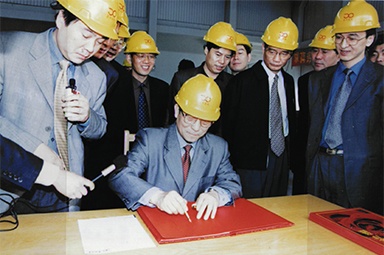 2002年4月3日，時(shí)任浙江省省長(zhǎng)柴松岳視察景興工業(yè)園