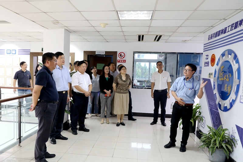 2020年7月29日，時(shí)任浙江省政協(xié)常委、社法委副主任、省總工會(huì)副主席、一級(jí)巡視員董建偉蒞臨景興紙業(yè)調(diào)研新時(shí)代工匠培育工作