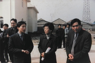 2001年2月20日，時(shí)任國家環(huán)保局副局長汪紀(jì)戎一行視察公司