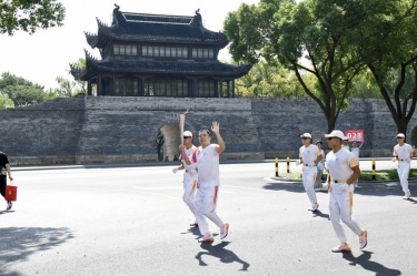 笑臉與熱情刷屏！這名火炬手是景興人！